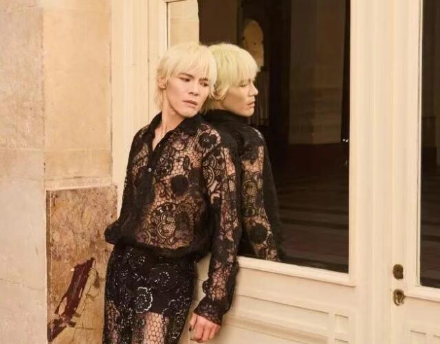 向佐金发透视装亮相巴黎时装周